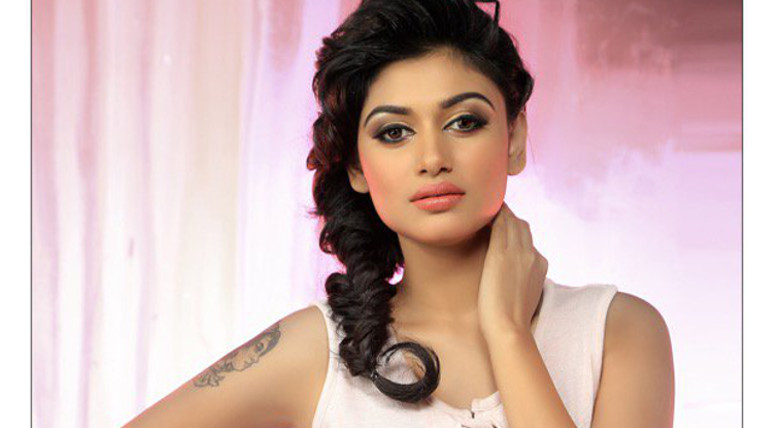 oviya still6