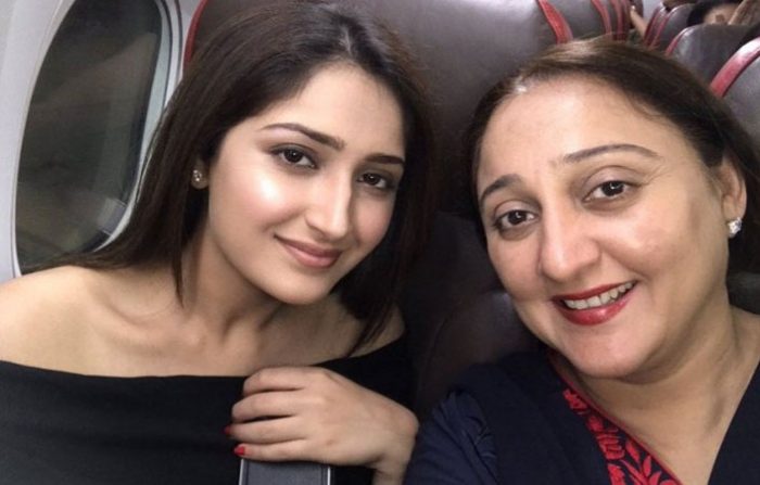 sayesha mother arya e1550417229345