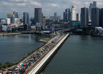 Commuters take the Woodlands Causeway to Singapore from Johor a day before Malaysia imposes a lockdown on travel due to the coronavirus outbreak in Singapore March 17, 2020. REUTERS/Edgar Su