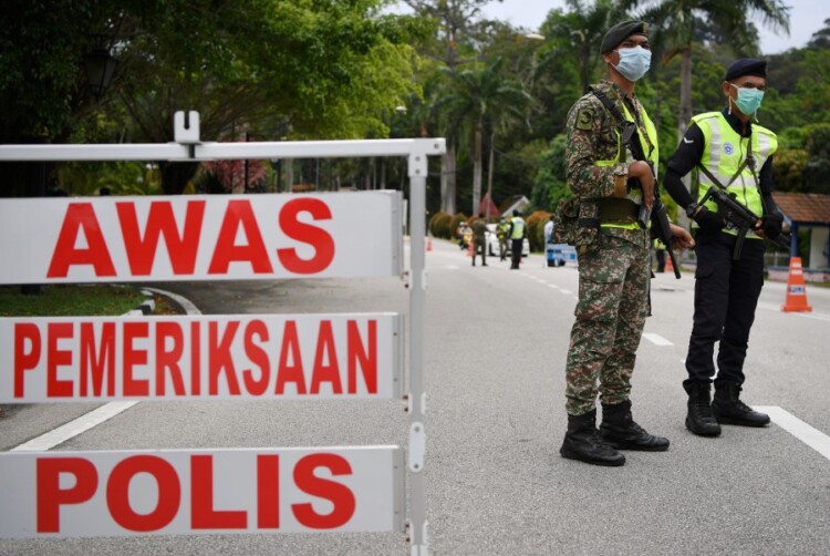 KUANTAN, 22 Mac -- BERGANDING BAHU... Anggota Tentera membantu anggota Polis ketika mengadakan sekatan jalan raya bagi memastikan rakyat mematuhi Perintah Kawalan Pergerakan ketika tinjauan fotoBernama hari ini.Hari ini merupakan hari pertama anggota Polis dibantu oleh anggota Tentera bagi memastikan rakyat mematuhi Perintah Kawalan Pergerakan hari kelima bagi mencegah penularan wabak COVID-19.--fotoBERNAMA (2020) HAK CIPTA TERPELIHARA