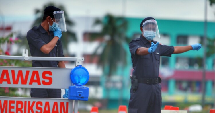 KAUALA LUMPUR 02 MEI 2020. Anggota polis Face Shield ketika bertugas mengawal lalu lintas di pintu masuk ke Pasar Borong Selayang pada Perintah Kawalan Pergerakan Diperketatkan (PKPD) COVID-19. NSTP/ASWADI ALIAS.