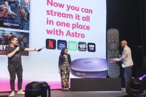 Azlin Arshad Commercial Director of Astro middle and Euan Smith Chief Executive Officer of Pay TV and Group COO Astro right min